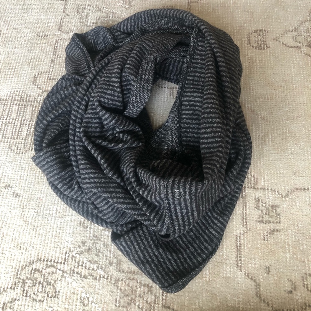 Lululemon infinity scarf